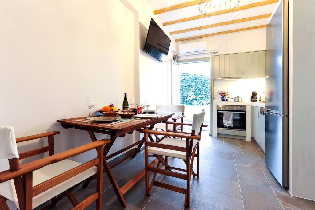 Droufakos' - Beachfront Lux 2bd Apt. W. Views דירה *